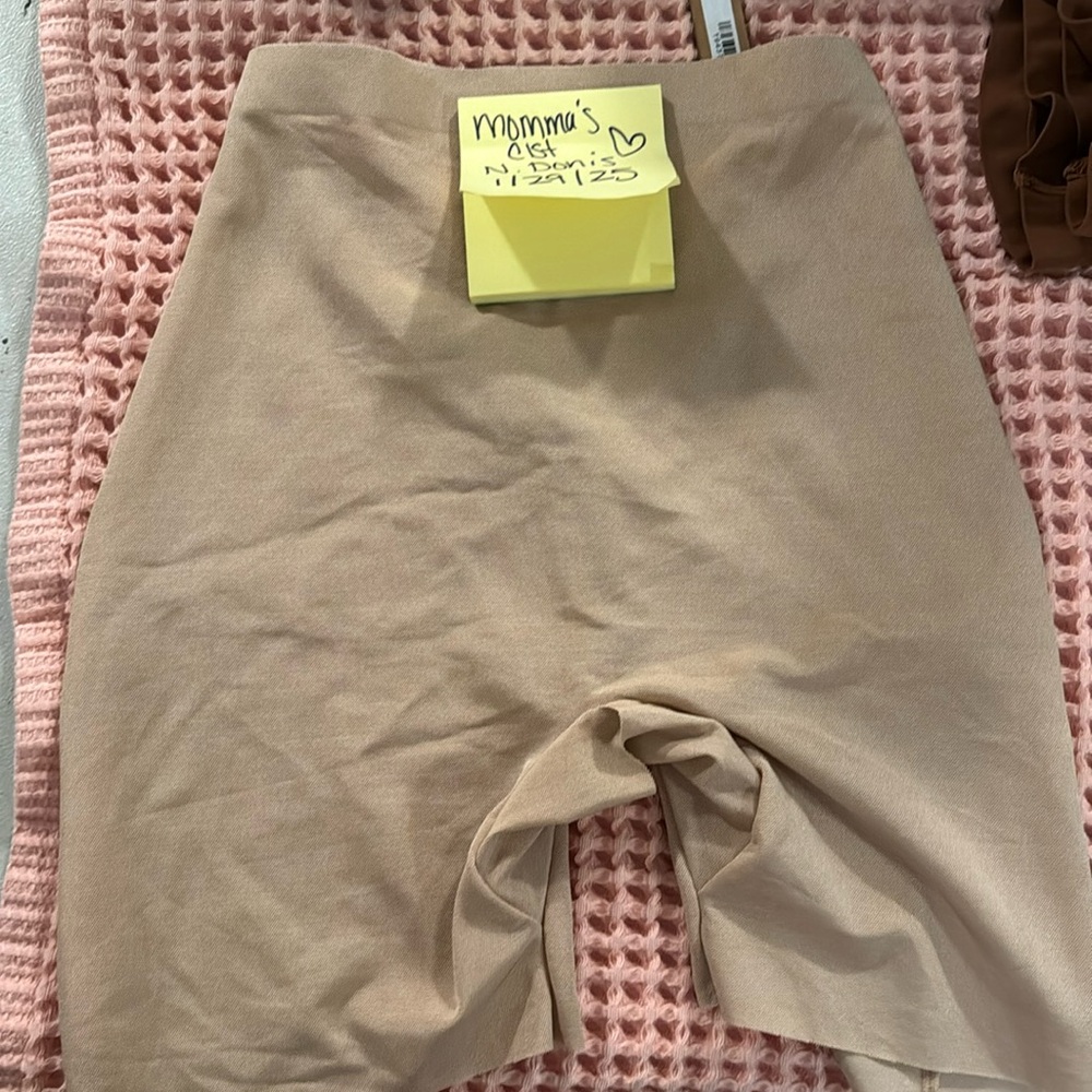 Skims Low back shorts